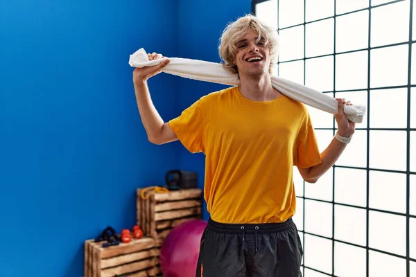 Jonge Blonde Man Glimlachen Zelfverzekerd Handdoek Sportcentrum — Stockfoto