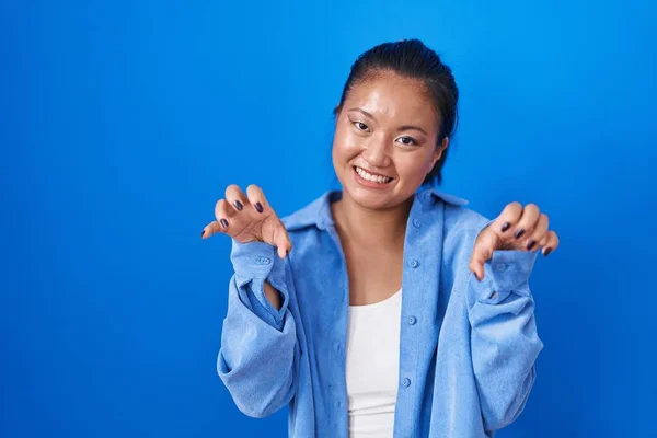 Aziatisch Jong Vrouw Staande Blauwe Achtergrond Lachen Grappig Doen Klauw — Stockfoto