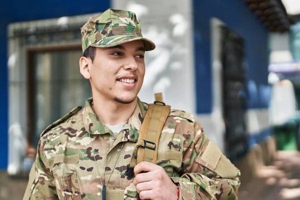 Tentara Muda Prajurit Tersenyum Percaya Diri Berdiri Jalan — Stok Foto