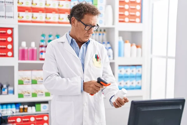 Hombre Mediana Edad Farmacéutico Escaneo Píldoras Botella Farmacia — Foto de Stock