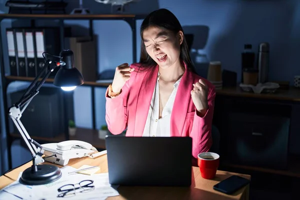Chinesische Junge Frau Die Nachts Sehr Glücklich Und Aufgeregt Büro — Stockfoto