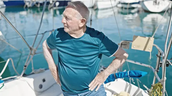 シニア白髪の男立ちでリラックスした表情でボート — ストック写真