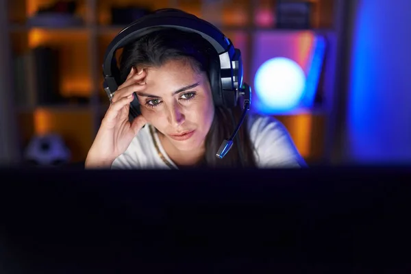 Mladá Krásná Hispánská Žena Streamer Stresu Pomocí Počítače Herně — Stock fotografie