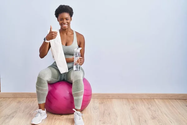 Afroamerikansk Kvinna Sportkläder Sitter Pilatesboll Och Gör Glada Tummen Upp — Stockfoto