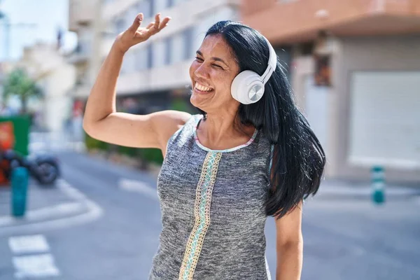 Orta Yaşlı Spanyol Kadın Müzik Dinliyor Sokakta Dans Ediyor — Stok fotoğraf