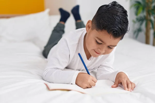 Adorável Menino Hispânico Escrevendo Caderno Deitado Cama Quarto — Fotografia de Stock