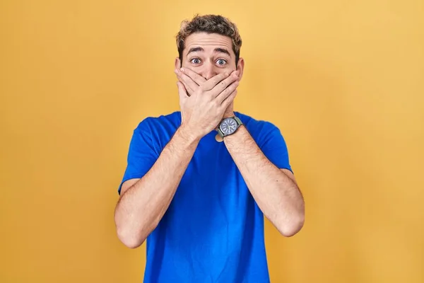 Hispanischer Mann Mit Bart Der Vor Gelbem Hintergrund Steht Schockiert — Stockfoto