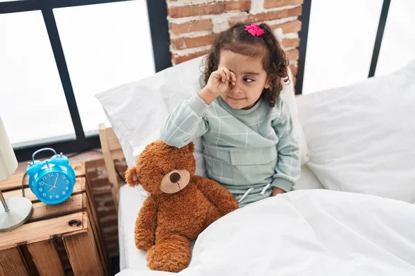 Tatlı Spanyol Kız Yatakta Oturuyor Yatak Odasında Uyanıyor — Stok fotoğraf