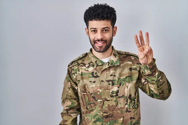 Arap Adam Kamuflaj Üniforması Giyiyor Numarayı Gösterip Işaret Ederken Kendinden — Stok fotoğraf