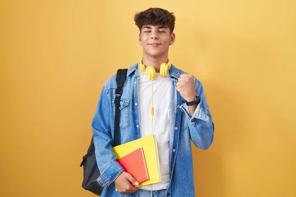 Der Hispanische Teenager Trägt Einen Studentenrucksack Und Hält Bücher Sehr — Stockfoto