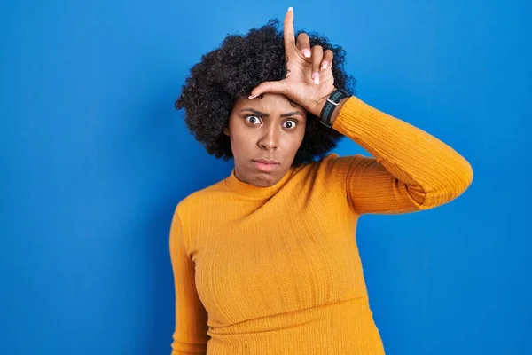Zwarte Vrouw Met Krullend Haar Staan Blauwe Achtergrond Maken Plezier — Stockfoto