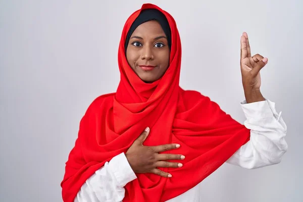 Junge Araberin Mit Traditionellem Islamischen Hijab Schal Lächelt Und Schwört — Stockfoto