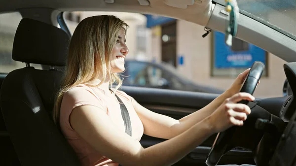 Junge Blonde Frau Lächelt Selbstbewusst Auto Auf Der Straße — Stockfoto