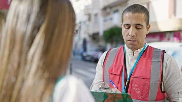 Young Hispanic Man Volunteer Speaking Person Street — Stock Photo, Image