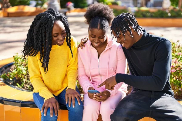 Amigos Afroamericanos Usando Teléfono Inteligente Sentado Banco Parque —  Fotos de Stock