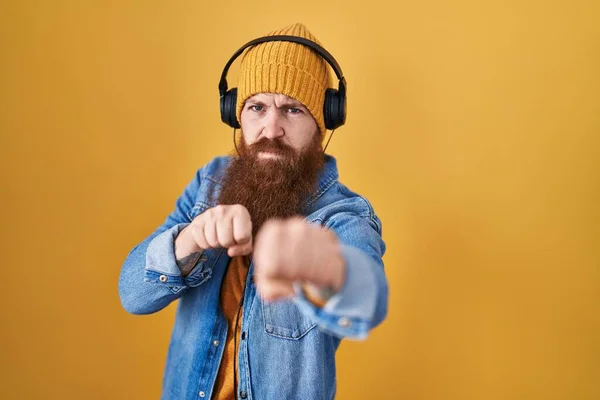 Hombre Caucásico Con Barba Larga Escuchando Música Usando Auriculares Golpeando — Foto de Stock