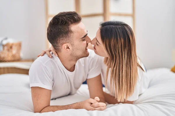 男男女女躺在床上互相拥抱 在卧室接吻 — 图库照片