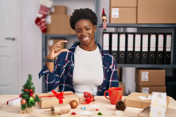 Αφροαμερικανή Γυναίκα Που Εργάζονται Μικρή Επιχείρηση Κάνει Χριστουγεννιάτικη Διακόσμηση Χαμογελώντας — Φωτογραφία Αρχείου