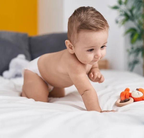 Liebenswertes Kaukasisches Baby Krabbelt Schlafzimmer Auf Dem Bett — Stockfoto