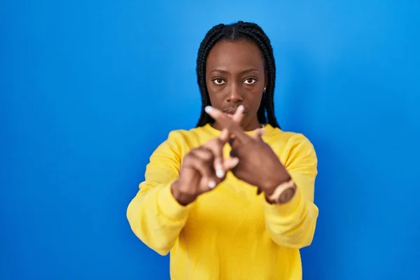 Mooi Zwart Vrouw Staande Blauw Achtergrond Afwijzing Expressie Kruisen Vingers — Stockfoto