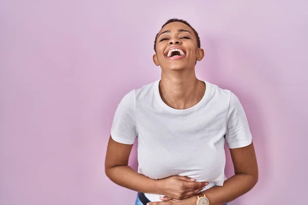 Güzel Afro Amerikan Kadın Pembe Arka Planda Duruyor Gülümsüyor Kahkahalarla — Stok fotoğraf