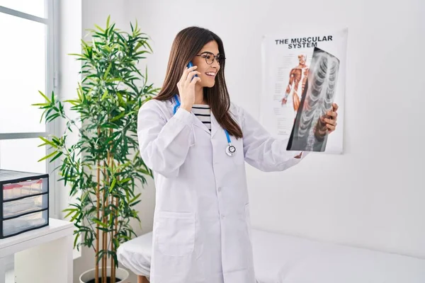 Ung Vacker Latinamerikansk Kvinna Läkare Talar Smartphone Håller Xray Kliniken — Stockfoto