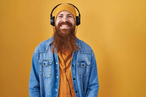 Καυκάσιος Άνδρας Μακριά Γενειάδα Ακούει Μουσική Χρησιμοποιώντας Ακουστικά Χαρούμενο Και — Φωτογραφία Αρχείου