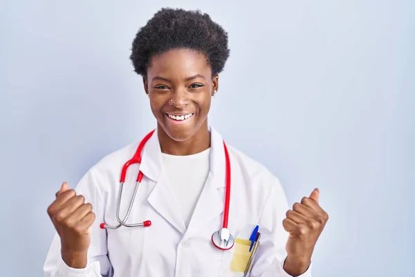 Femme Afro Américaine Portant Uniforme Médecin Stéthoscope Criant Fier Célébrant — Photo