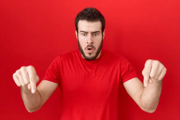 Jovem Hispânico Vestindo Camiseta Vermelha Casual Apontando Para Baixo Com — Fotografia de Stock