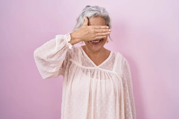 Жінка Середнього Віку Сірим Волоссям Стоїть Над Рожевим Тлом Посміхається — стокове фото