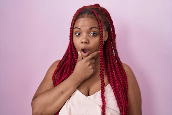 Африканская Американка Плетеными Волосами Розовом Фоне Выглядящая Очарованной Неверием Удивлением — стоковое фото