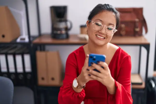 Jonge Chinese Vrouw Zakelijke Werknemer Met Behulp Van Smartphone Werken — Stockfoto