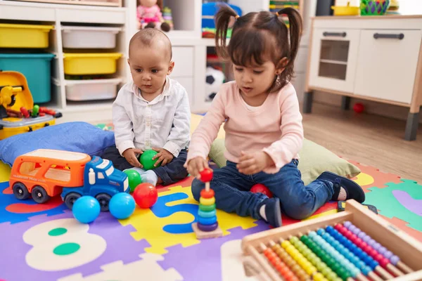 Entzückende Jungen Und Mädchen Spielen Kindergarten Mit Bällen Und Reifen — Stockfoto