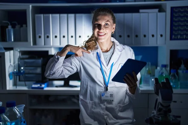 Hermosa Mujer Rubia Que Trabaja Laboratorio Científico Tarde Noche Mirando — Foto de Stock