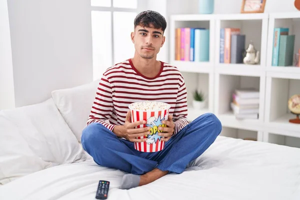 Ung Latinamerikan Äter Popcorn Sittandes Sängen Och Tittar Film Avslappnad — Stockfoto