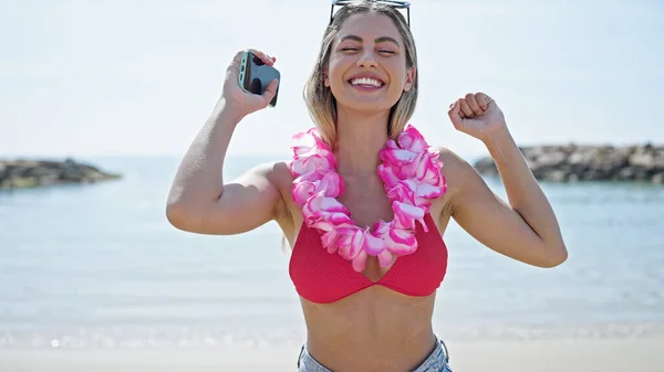 Ung Blond Kvinna Turist Med Smartphone Med Vinnare Uttryck Stranden — Stockfoto