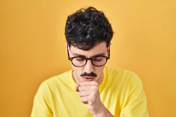Een Spaanse Man Met Een Bril Die Een Gele Achtergrond — Stockfoto