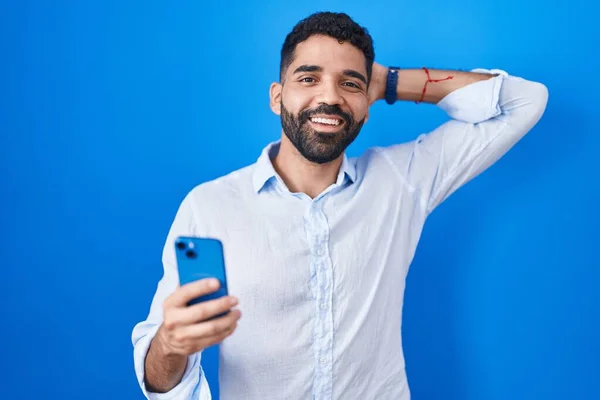 Hispanische Mann Mit Bart Mit Smartphone Tippnachricht Lächelt Zuversichtlich Berühren — Stockfoto