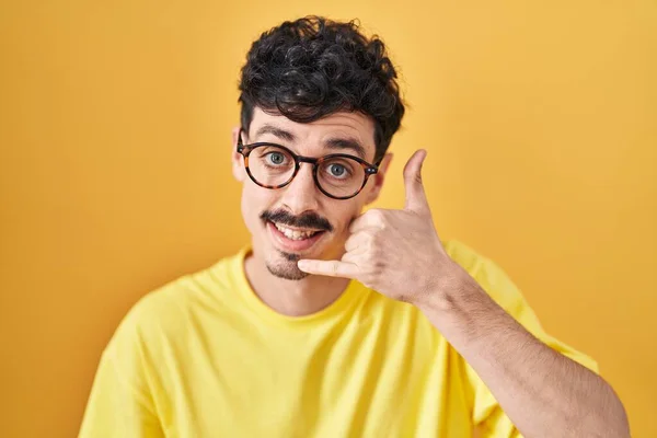 Ισπανόφωνος Άντρας Που Φοράει Γυαλιά Στέκεται Πάνω Από Κίτρινο Φόντο — Φωτογραφία Αρχείου