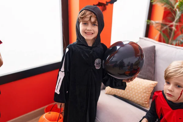 Adorabile Ragazzi Che Indossano Costume Halloween Tenendo Palloncino Casa — Foto Stock