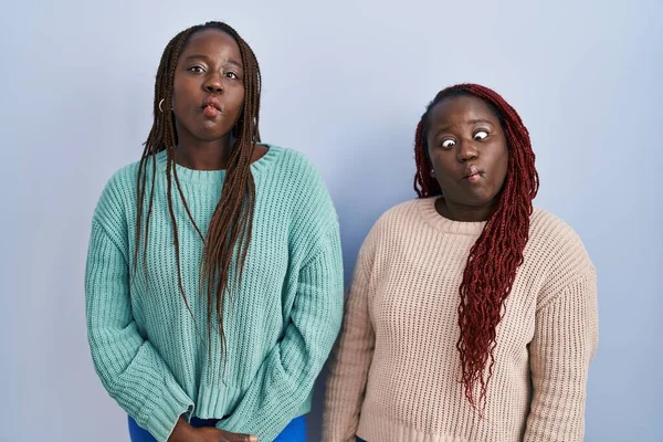 Deux Femmes Africaines Debout Sur Fond Bleu Faisant Visage Poisson — Photo