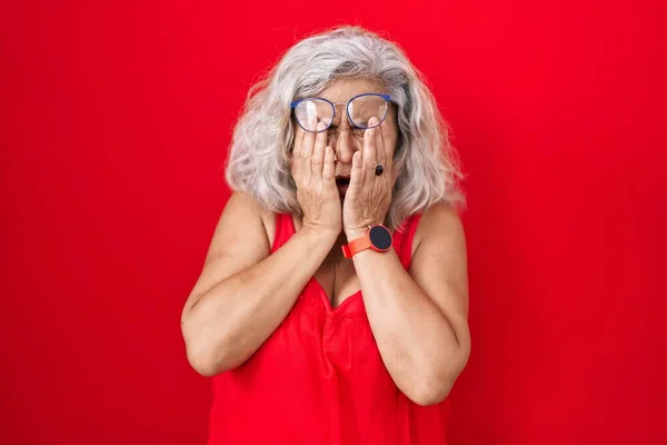 Жінка Середнього Віку Сірим Волоссям Стоїть Червоному Тлі Натирає Очі — стокове фото