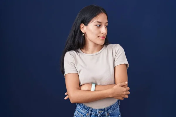 Young Hispanic Woman Standing Blue Background Looking Side Arms Crossed — ストック写真
