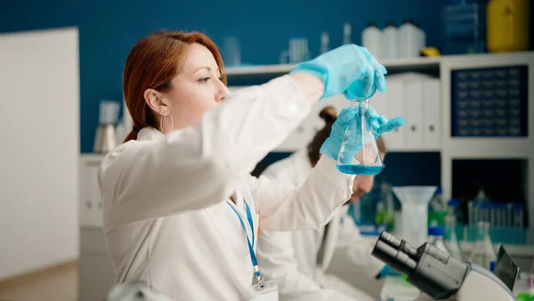 Мужчина Женщина Носят Униформу Ученого Помощью Микроскопа Лаборатории — стоковое фото