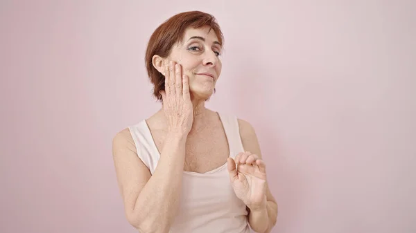 Ältere Hispanische Frau Die Ernste Berührung Gesicht Mit Der Hand — Stockfoto