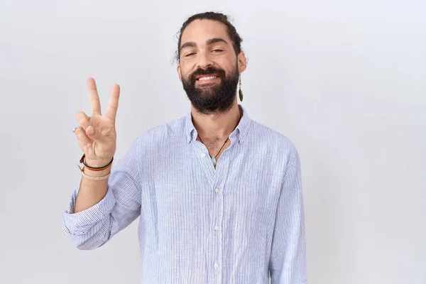 一个留着胡子的西班牙男人 穿着休闲装 用手指指了指二号 面带微笑 自信而快乐 — 图库照片