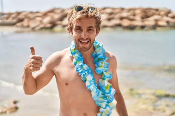 Homem Caucasiano Vestindo Havaiano Lei Praia Sorrindo Feliz Positivo Polegar — Fotografia de Stock