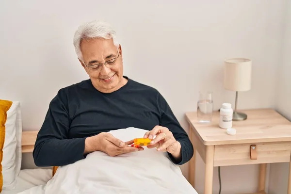 Uomo Anziano Che Prende Pillole Trattamento Seduto Sul Letto Camera — Foto Stock