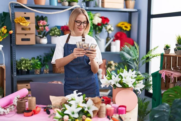 Young Blonde Woman Florist Using Laptop Counting Dollars Florist Shop — Stock Photo, Image