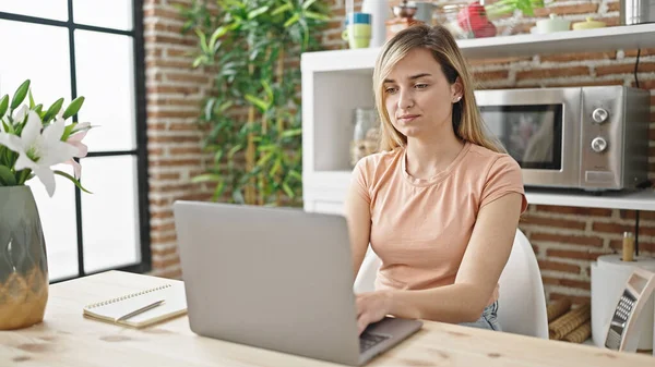 Jonge Blonde Vrouw Met Behulp Van Laptop Zitten Tafel Bij — Stockfoto